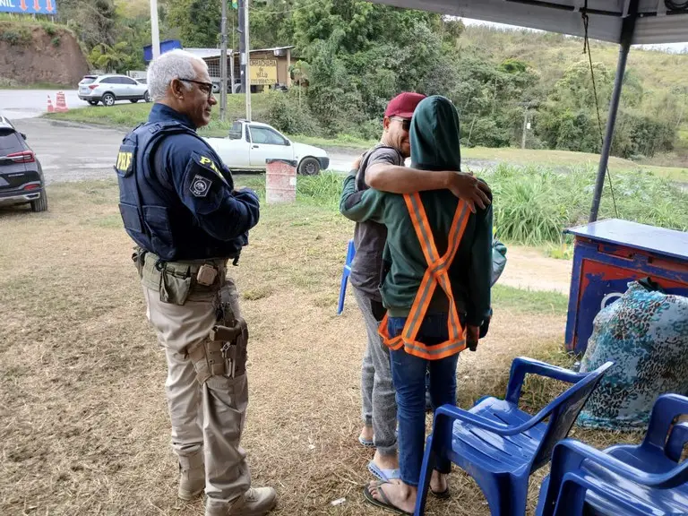 Pai e filho se encontram durante peregrinação na Via Dutra