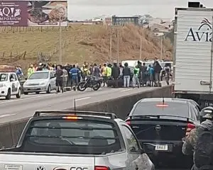 Colisão entre carros na Via Dutra deixa romeiros feridos em Caçapava