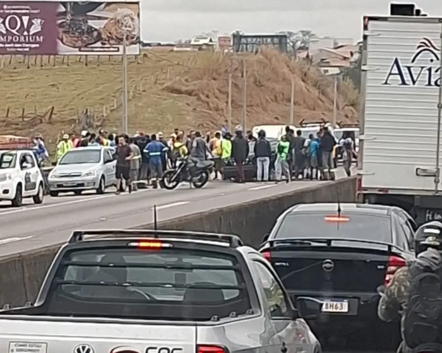 Colisão entre carros na Via Dutra deixa romeiros feridos em Caçapava