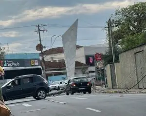 Poste cai e complica trânsito na avenida Peixoto de Castro em Lorena