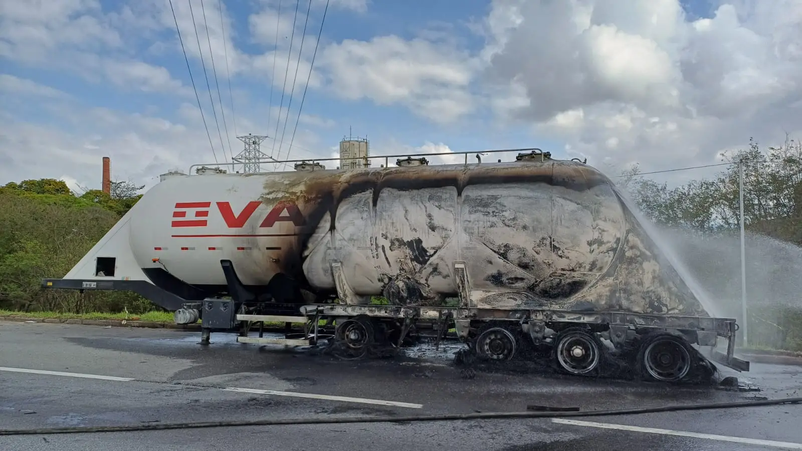 Caminhão em chamas bloqueia Via Dutra em Caçapava