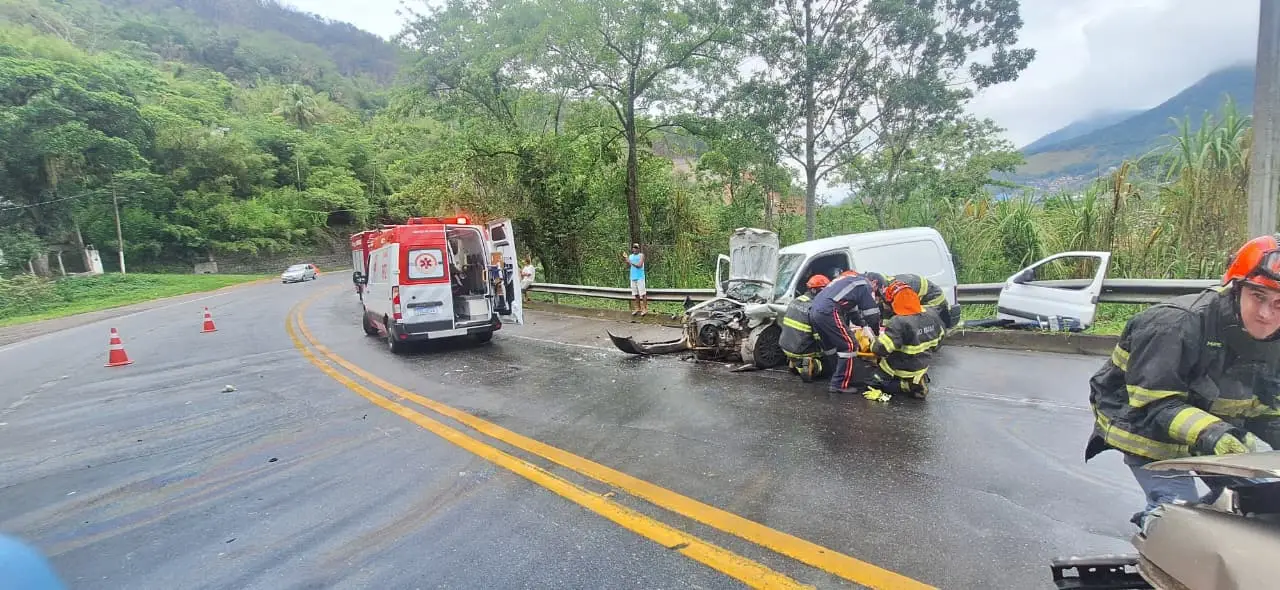 Colisão entre 2 veículos deixa 3 pessoas feridas na rodovia Rio-Santos, em Caraguatatuba