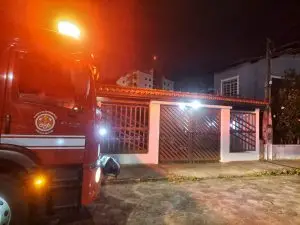 Bombeiros controlam incêndio em residência na Martim de Sá, em Caraguatatuba