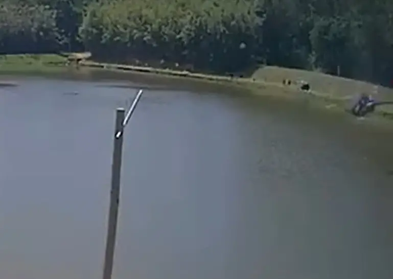 Helicóptero cai em lago de pesqueiro no interior de SP