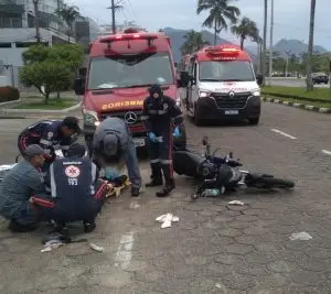 Motociclista embriagado e sem capacete cai e dá trabalho a socorristas em Caraguatatuba