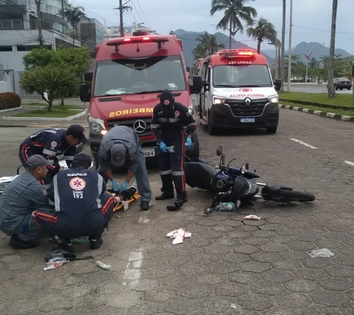 Motociclista embriagado e sem capacete cai e dá trabalho a socorristas em Caraguatatuba