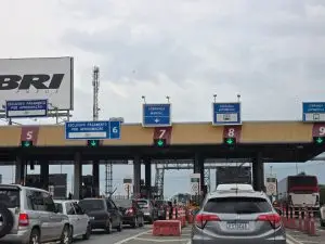 Acidente entre caminhões bloqueia a Via Dutra em Pindamonhangaba