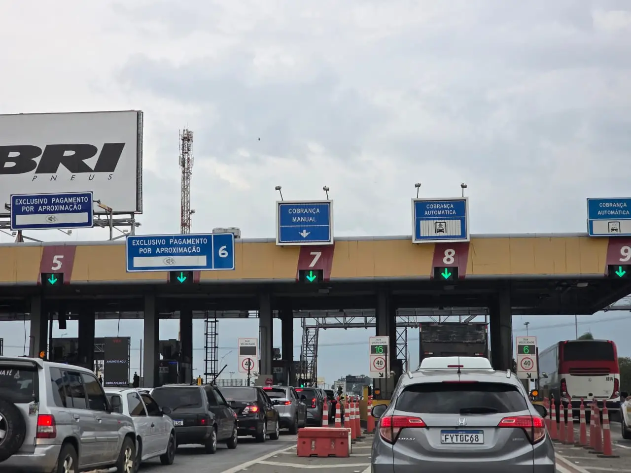 Acidente entre caminhões bloqueia a Via Dutra em Pindamonhangaba