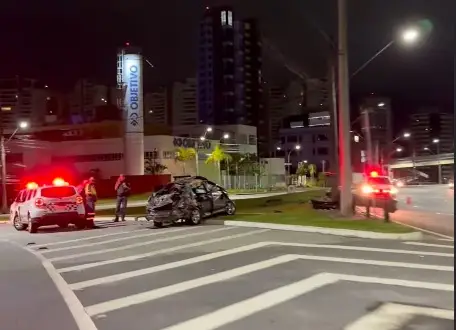 Acidente no anel viário em São José deixa jovem ferida após capotamento no Jardim Aquarius. Bombeiros socorreram a vítima ao hospital.