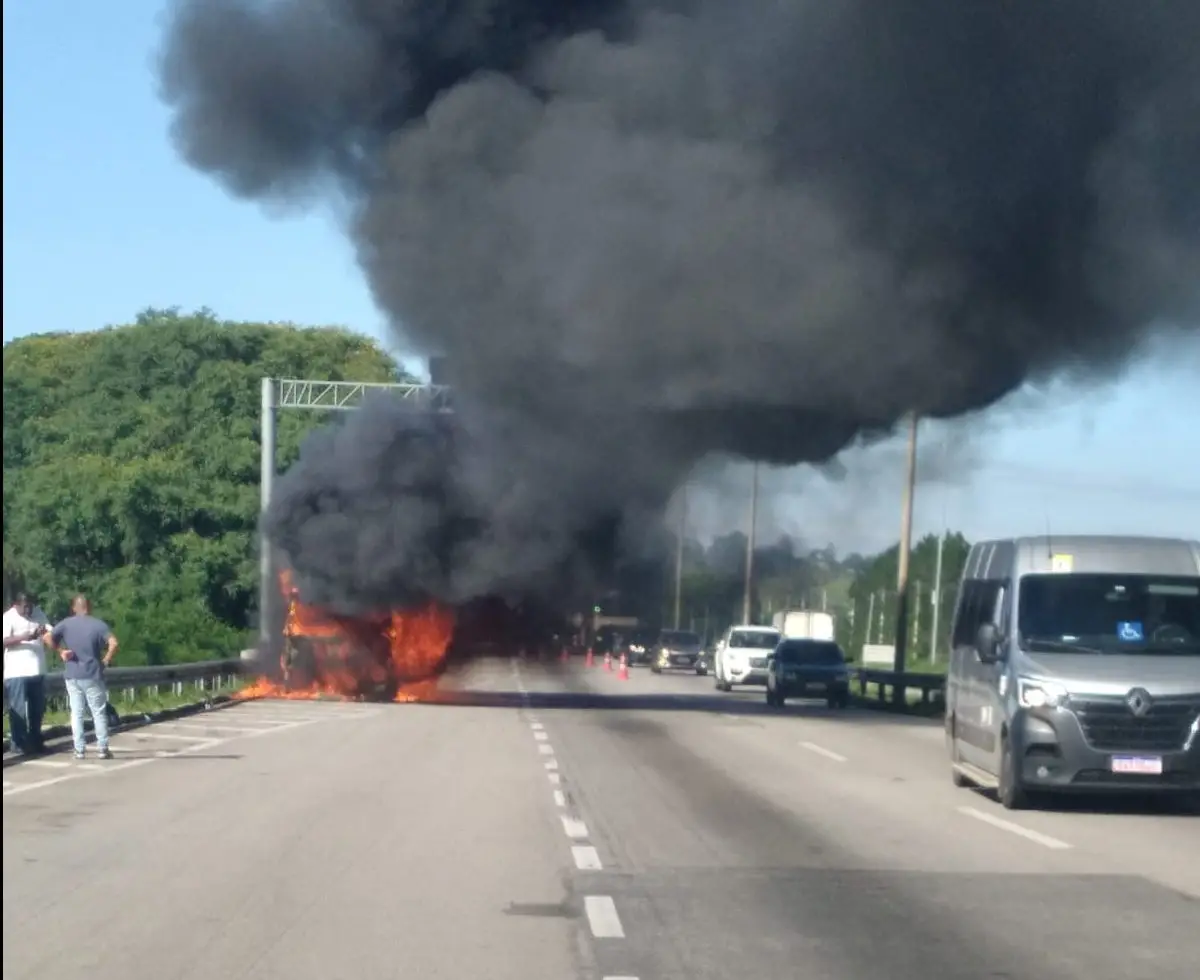 Caminhão pegando fogo deixa tráfego lento na Via Dutra em Jacareí. PRF e Bombeiros atuam no local; não há feridos.