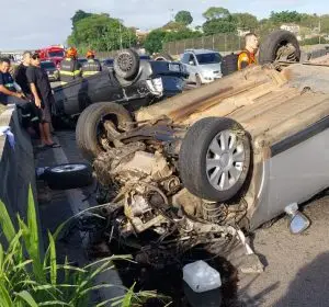 Capotamento na Via Dutra deixa trânsito lento em São José dos Campos. Dois carros capotaram no sentido Rio; ainda não há informações sobre vítimas