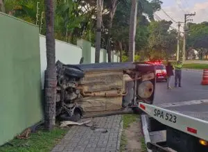 Carro perde controle, tomba e deixa jovens feridos na zona sul