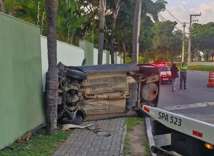Carro perde controle, tomba e deixa jovens feridos na zona sul