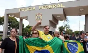 Dia de tensão no DF grupos pró e contra Bolsonaro ocupam PF após nova decisão do STF