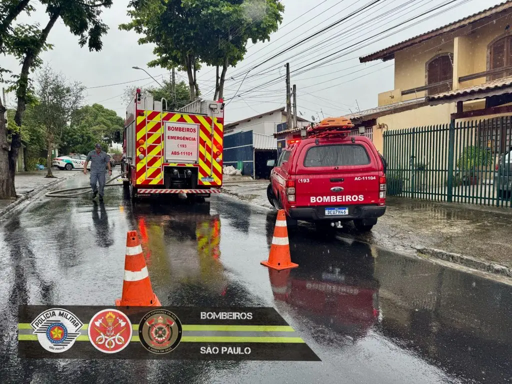 Corpo de Bombeiros controla incêndio em residência na zona oeste de São José dos Campos. Ninguém ficou ferido.