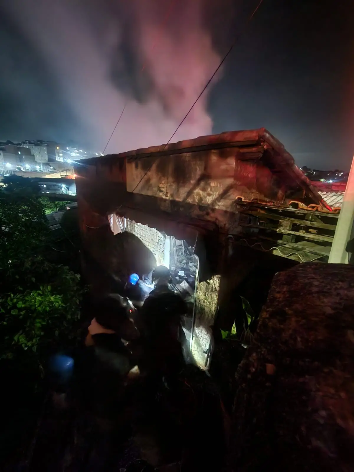 Incêndio em residência mobiliza bombeiros e salva idoso acamado na Vila Paiva