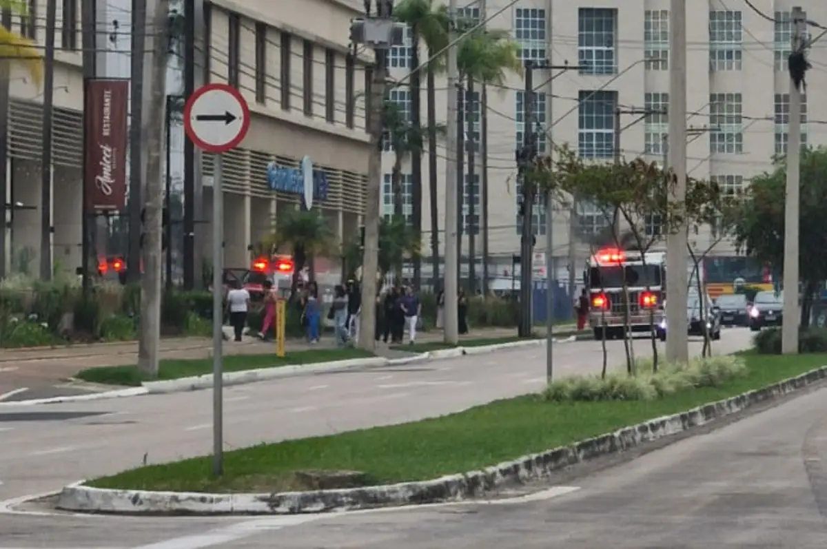 Princípio de incêndio em árvore de Natal mobiliza funcionários e Bombeiros no Jardim Aquarius