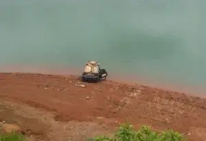 Carro jogado na represa do Jaguari reaparece com baixa da água