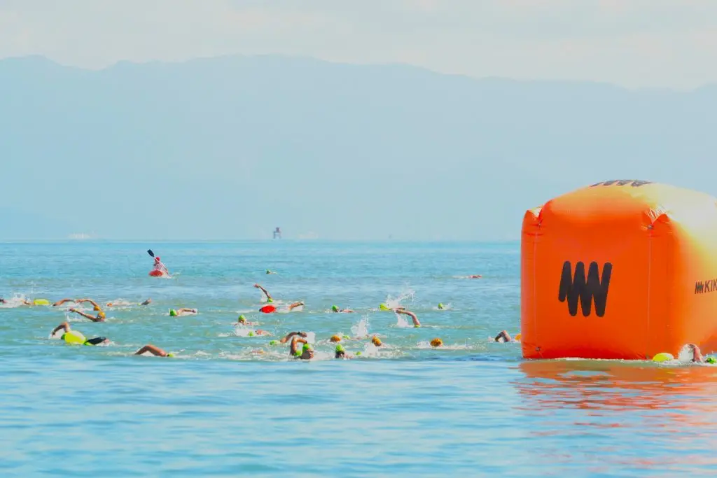 Esporte, mar e superação: Ilhabela recebe mais de mil nadadores na Travessia do Canal