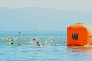 Esporte, mar e superação: Ilhabela recebe mais de mil nadadores na Travessia do Canal