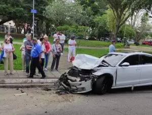 Vídeo mostra impacto de carro que atingiu ônibus no Jardim das Indústrias