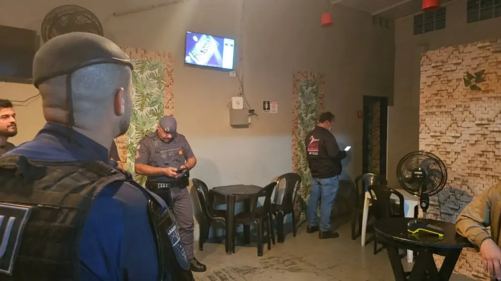 Vigilância e Procon interditam adegas e bares em Jacareí
