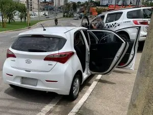 Homem é preso em São José dos Campos por adulteração de placa com fita isolante; crime foi identificado por câmeras do CSI Um homem foi preso por adulteração de placa na manhã da última segunda-feira (10), em São José dos Campos. A ação foi realizada por policiais militares do 1º Batalhão de Polícia Militar do Interior (1º BPM/I), após informações repassadas pelo Centro de Segurança e Inteligência (CSI) sobre um veículo branco com placas adulteradas circulando pela avenida Presidente Juscelino Kubitschek. Durante o patrulhamento, a equipe localizou o automóvel em frente a um supermercado e realizou a abordagem. Na vistoria, os policiais constataram que o condutor havia usado fita isolante para alterar a numeração da placa, que originalmente correspondia a um carro da mesma marca e modelo, mas de cor preta e registrado em outra cidade. Ocorrência