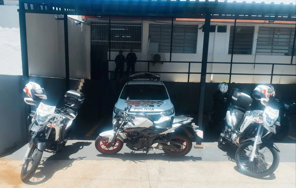 Polícia Militar recupera motocicleta roubada em São José dos Campos após perseguição na zona sul, que terminou no Campo dos Alemães; dois adolescentes foram apreendidos Uma motocicleta roubada no Jardim Aquarius, zona oeste de São José dos Campos, foi recuperada pela Polícia Militar após perseguição que terminou com a apreensão de dois adolescentes na zona sul da cidade. A ocorrência foi registrada na última terça-feira (11), por volta das 12h10, durante patrulhamento de equipes da 2ª Companhia do 46º Batalhão da PM. Perseguição e abordagem Os policiais patrulhavam o bairro Vale do Sol quando avistaram uma motocicleta em alta velocidade, com a placa levantada e ocupada por dois indivíduos, o condutor estava sem capacete. Ao perceberem a presença da viatura, os suspeitos tentaram fugir, iniciando uma perseguição que durou cerca de sete minutos por diversas ruas da zona sul. O cerco policial contou com o apoio de várias equipes e terminou no bairro Campo dos Alemães, onde os jovens foram finalmente abordados. Durante a ação, eles confessaram ter acabado de roubar a motocicleta no Jardim Aquarius. Na busca pessoal os policiais localizaram uma pedra e uma micha, ferramentas que seriam utilizadas para furtar motocicletas. Os dois suspeitos, ambos de 17 anos, foram encaminhados à Delegacia da Infância e Juventude (DIJU) e permaneceram apreendidos pelo ato infracional de roubo. O condutor já possuía passagem por tráfico de drogas. A motocicleta roubada e o capacete foram devolvidos à vítima. Três menores apreendidos na mesma dada Vale a ressalva de que, na última terça-feira (11), três menores também foram apreendidos por tentativa de roubo na região central da cidade.