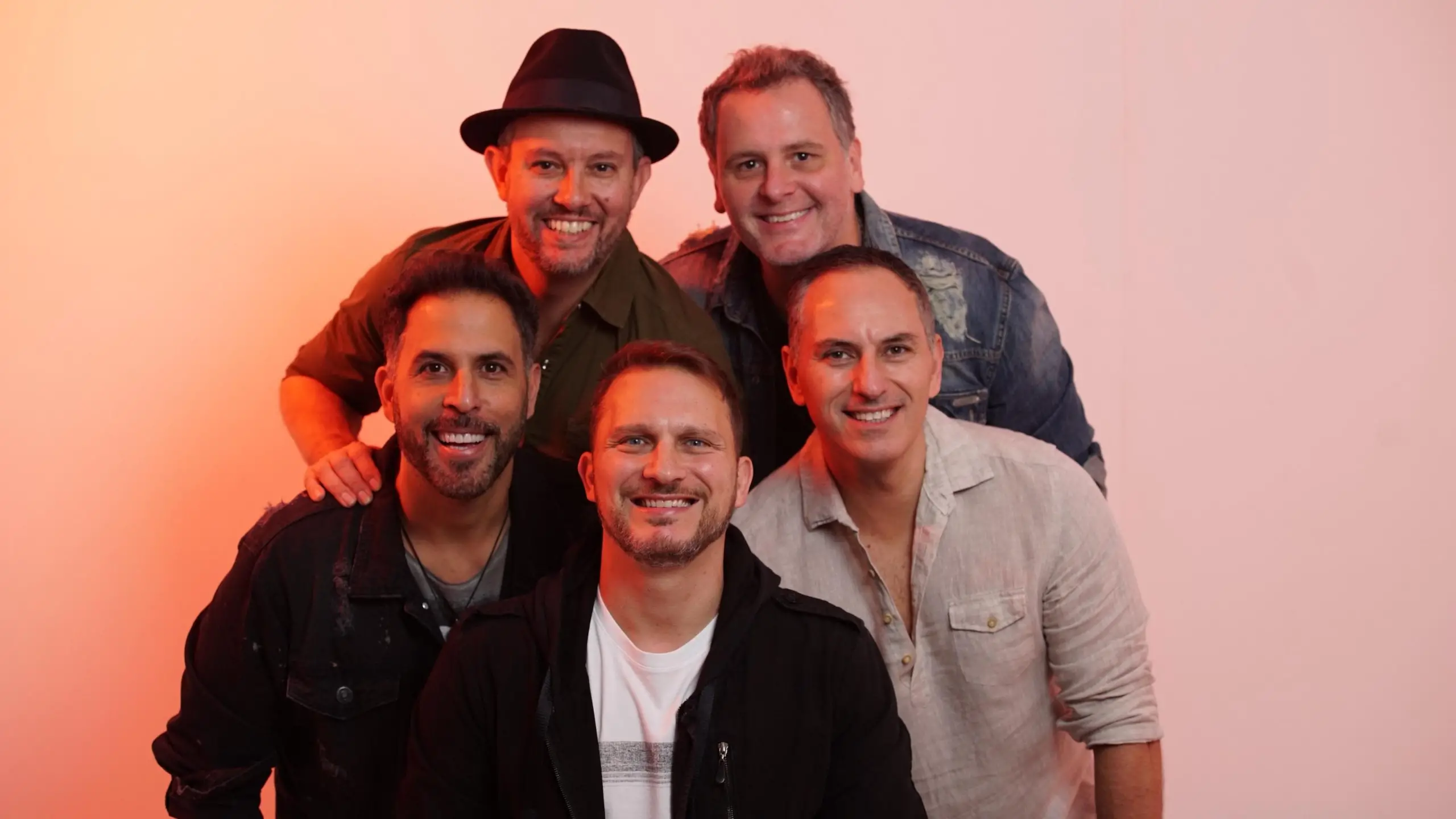 Inimigos da HP retorna a São José dos Campos com show na Toka nesta quinta-feira (20) e promete animar o feriado com hits do pagode Feriado animado em São José dos Campos! O grupo de pagode Inimigos da HP sobe no palco da Toka, nesta quinta-feira (20), e promete movimentar o feriado com um show especial a partir das 15h. A apresentação promete reunir fãs do pagode e entregar uma experiência cheia de sucessos, ritmo e clima de festa. Com mais de 20 anos de carreira, a banda segue entre as mais queridas do pagode nacional, acumulando hits que atravessam gerações e continuam presentes nas playlists de fãs de todo o país. O setlist deve trazer faixas que marcaram época, como “Toca um Samba Aí”, “Musa do Verão”, “Caça e Caçador”, “Nosso Filme”, “Melhor Amiga” e “A Viagem”. A proposta é entregar um show vibrante, combinando nostalgia e animação. Ingressos disponíveis Os últimos ingressos para o show do Inimigos da HP estão disponíveis e podem ser adquiridos exclusivamente pelo site zig.tickets. 