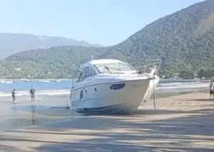 Embarcação encalhada