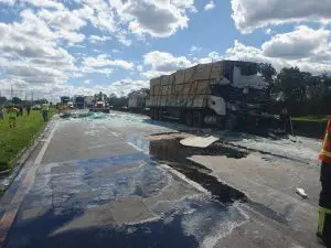 Motorista fica em estado grave após colisão entre 3 caminhões na Via Dutra, em Roseira
