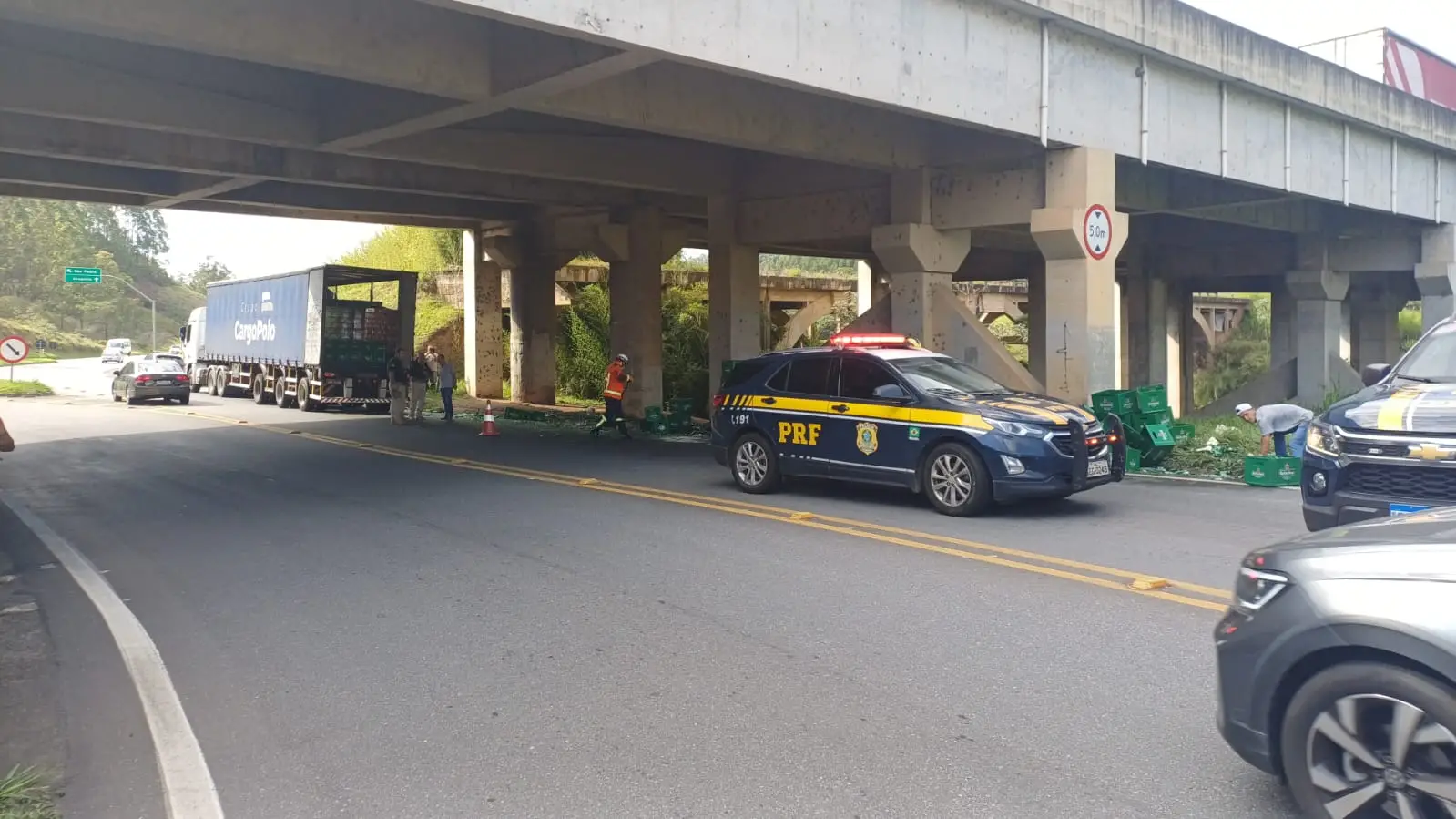 Carga de cerveja cai de caminhão na Via Dutra em Cachoeira Paulista 