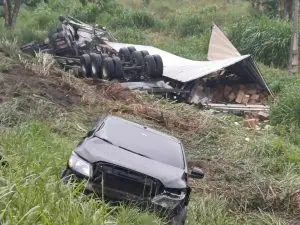 Carreta e carro colidem e deixam dois feridos na Via Dutra, em Jacareí