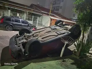 Veículo capota após bater em carro parado no Jardim das Indústrias na madrugada