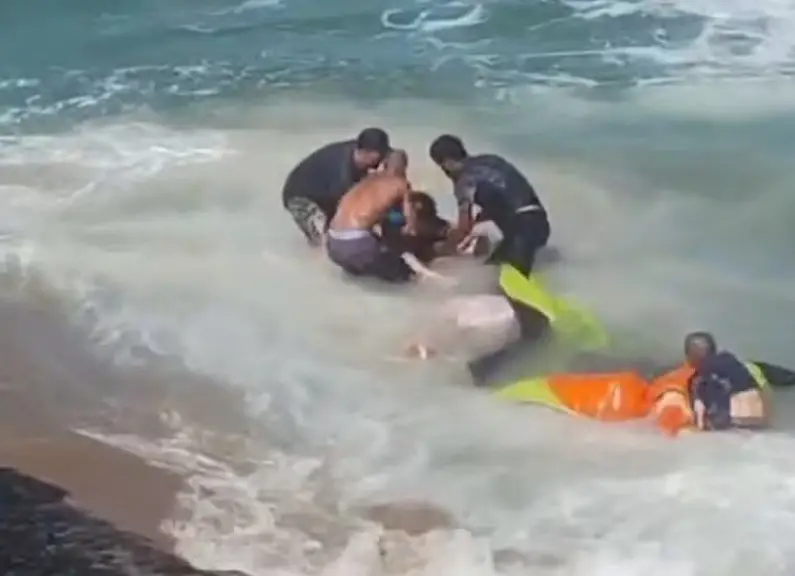 Mulher é resgatada após queda de parapente no mar em Caraguá; pescador que tentou ajudar também caiu