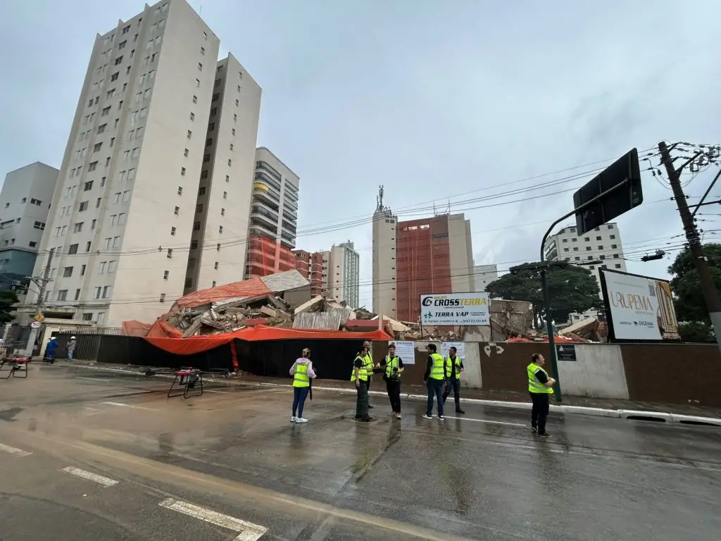 Após implosão, retirada dos escombros deve durar 1 mês; 9 mil toneladas serão trituradas e reutilizadas