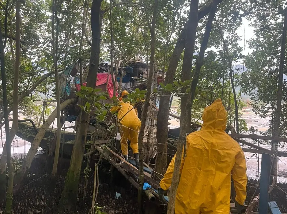 Idoso é encontrado morto dentro de embarcação abandonada próximo à balsa em Ilhabela