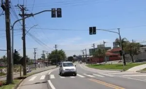 Melhorias viárias em Jacareí reorganizam o trânsito e prometem aumentar a segurança de pedestres e estudantes no bairro São João 