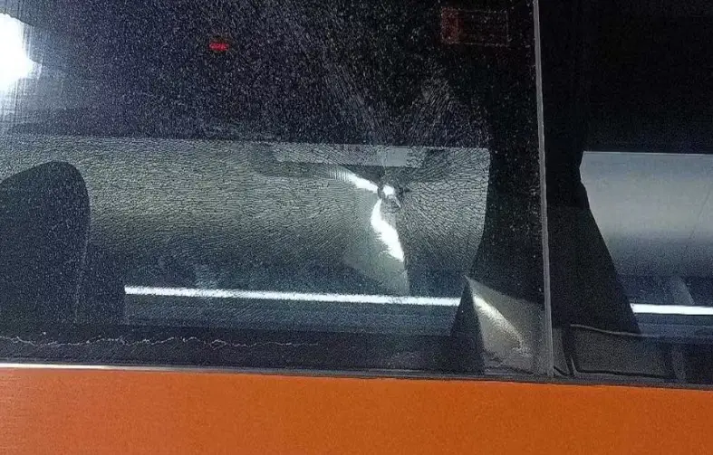 Ônibus atingido por tiro na Via Dutra deixa passageiro ferido em Pinda!