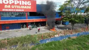 queimando lixo em shopping