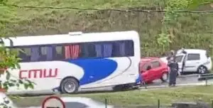 Acidente entre moto, ônibus e três carros deixa cinco feridos na Via Dutra em São José dos Campos