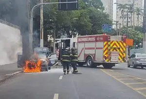 Carro pega fogo na região central de São José dos Campos