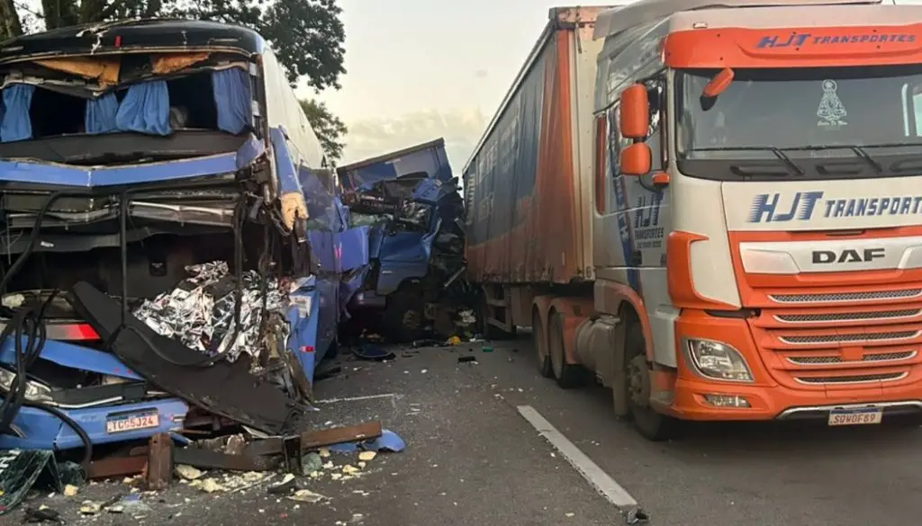 Engavetamento na Via Dutra deixa um morto e 37 feridos após colisão entre seis veículos em Taubaté