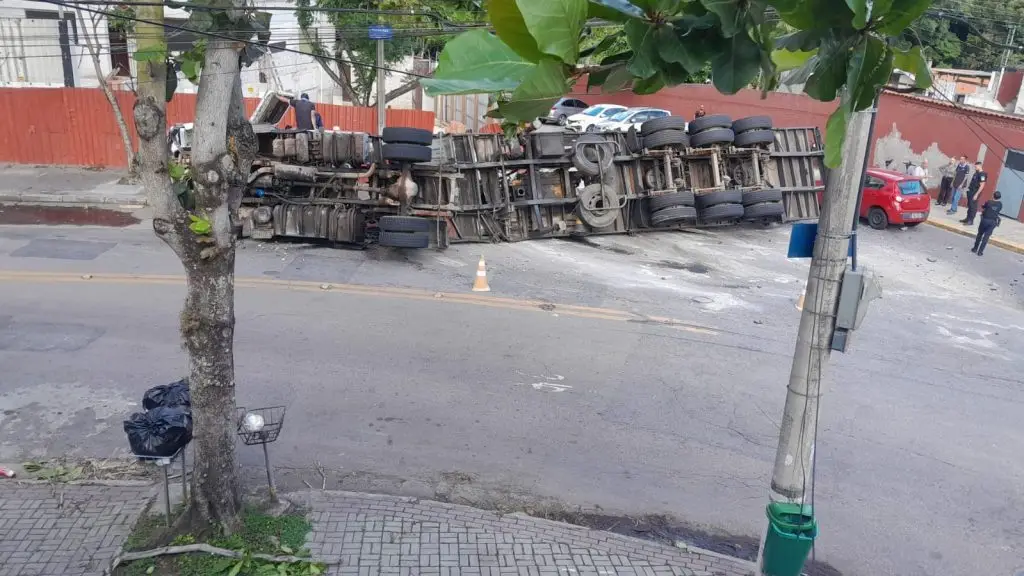 Carreta carregada com vigas tomba no Parque Industrial