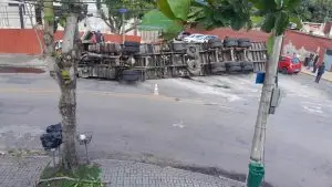 Carreta carregada com vigas tomba no Parque Industrial