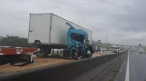 Interdição na Via Dutra gera 12 km de lentidão no km 99 em Pinda