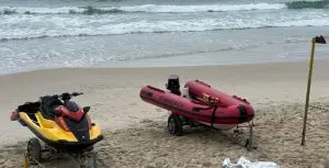 Pai e filho vão surfar e encontram corpo de homem na Praia Grande, em Ubatuba