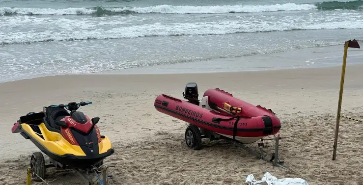 Pai e filho vão surfar e encontram corpo de homem na Praia Grande, em Ubatuba