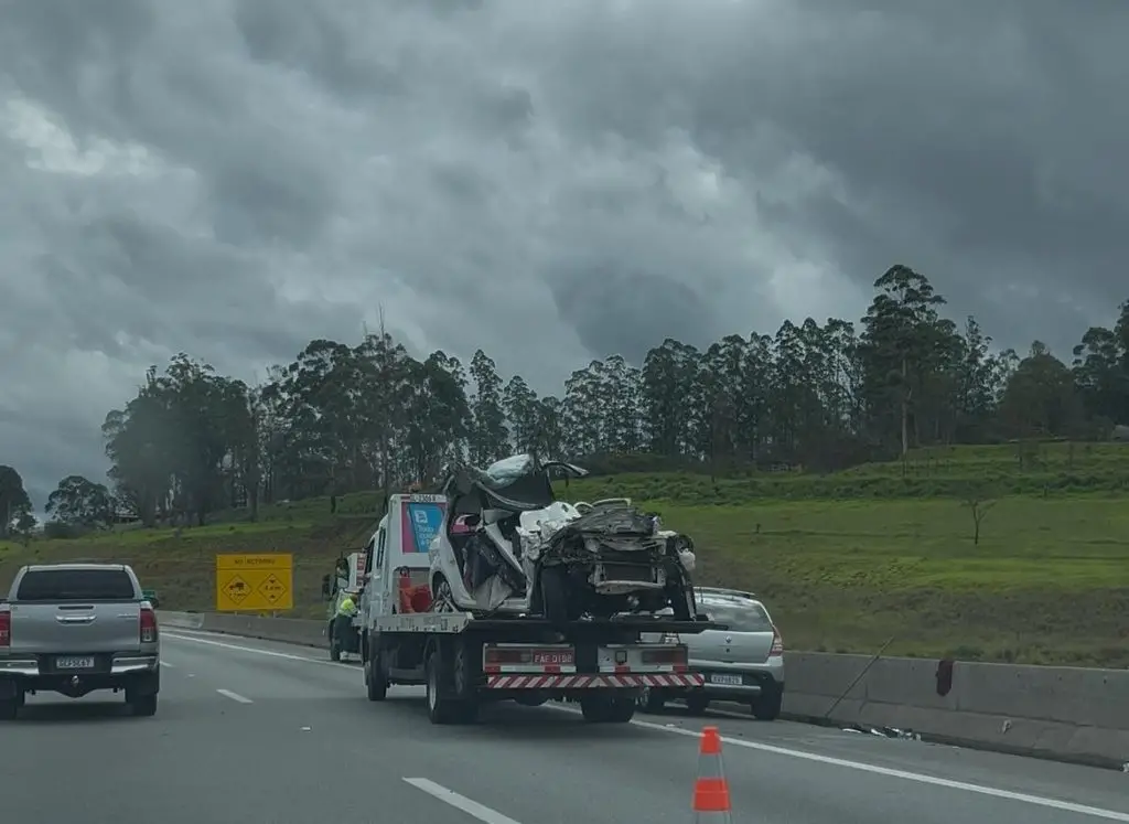 Tragédia na Carvalho Pinto; bombeiro e esposa morrem após carro ser atingido por guincho em São José