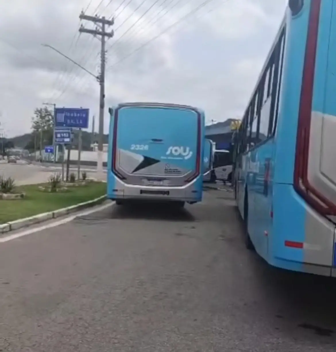 Atraso na 1ª parcela do 13º provoca protesto no transporte público em São Sebastião 